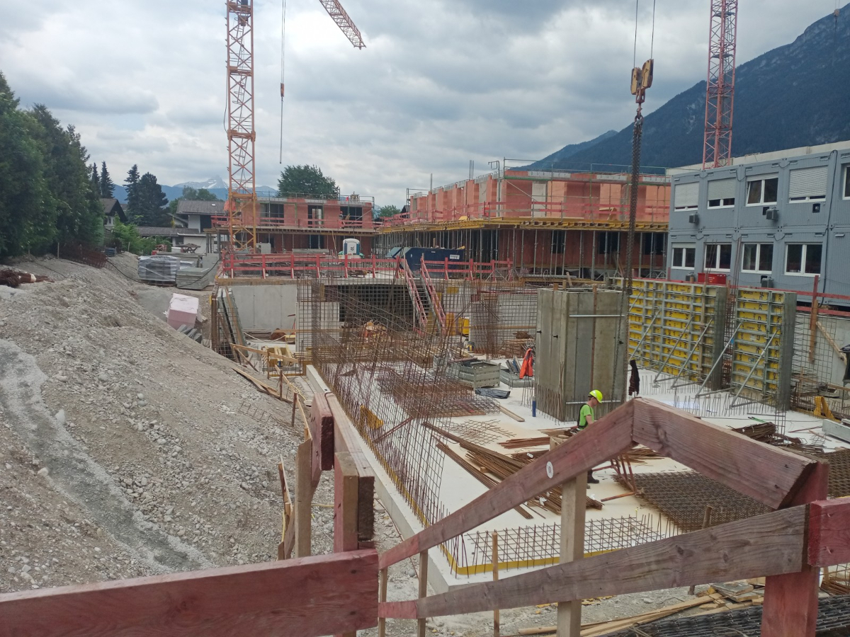 Budowa trzech budynków mieszkalnych wielorodzinnych z garażem podziemnym w Garmisch-Partenkirchen, Achenfeldstr. (Niemcy)