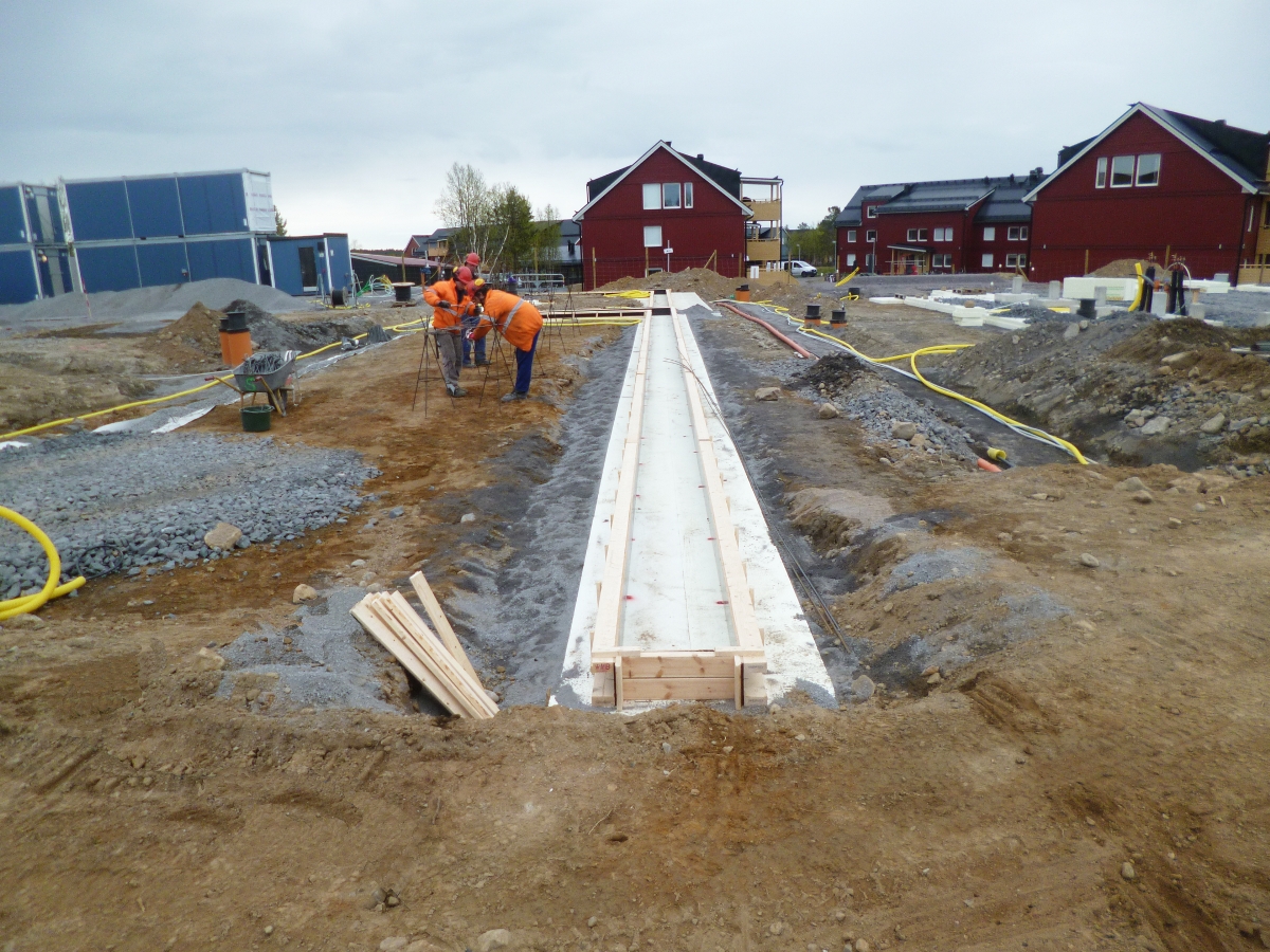 Izolacja, szalowanie, zbrojenie i prace betonowe budynków mieszkalnych, wiat samochodowych oraz budynków gospodarczych dla projektu BoKlok Raketen w Kirunie, Trafalvägen 1 (Szwecja)