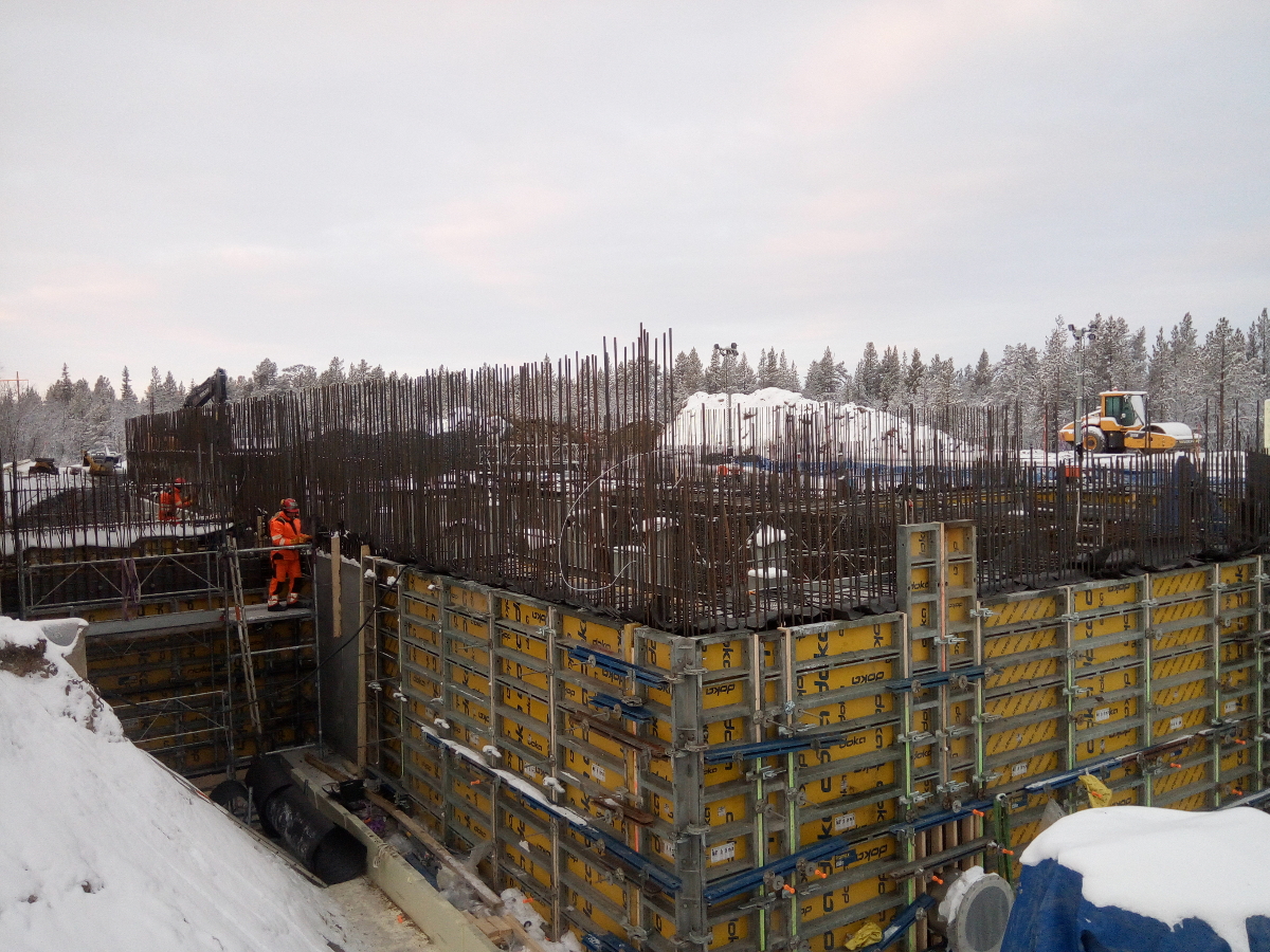 Prace szalunkowe, zbrojarskie oraz betonowe dla nowego budynku w Kirunie, Tuolluvaaravägen (Szwecja)