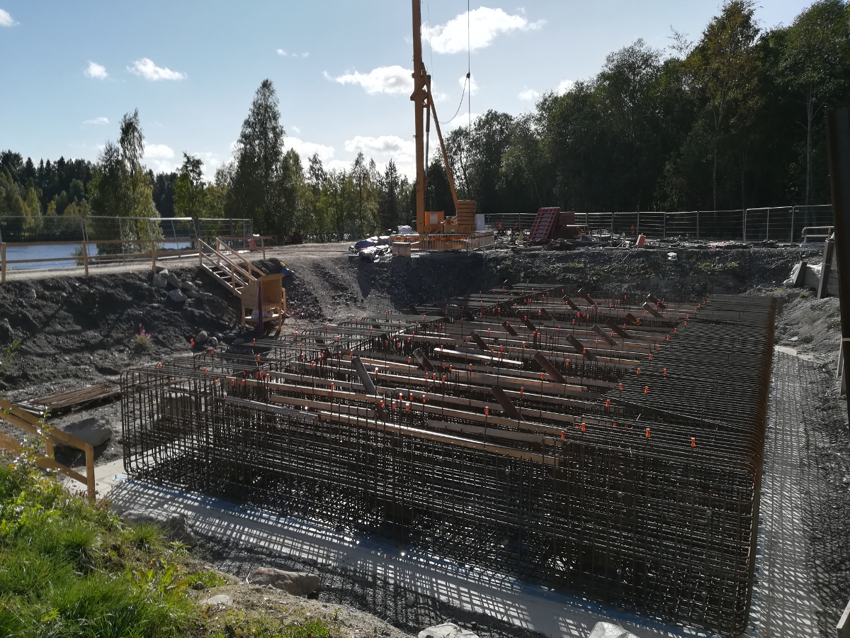 Prace betonowe przy budowie mostu Lundabron między Lundåkern i Bölesholmarna (Szwecja)