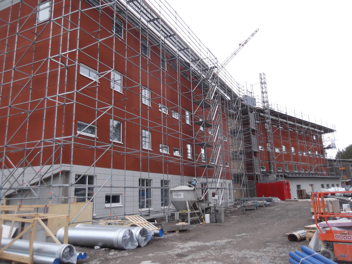 Sucha zabudowa ścian wewnętrznych w nowym trzypiętrowym budynku w Umeå, Östra Hyvlargränd (Szwecja)