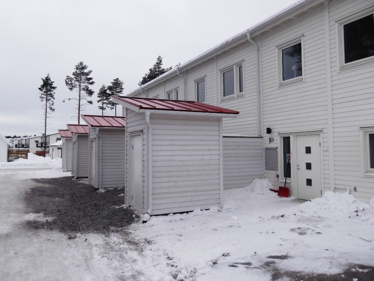 Roboty ogólnobudowlane w budynkach mieszkalnych w zabudowie szeregowej, budowa wiat garażowych, budynków gospodarczych oraz drewnianych tarasów w Umeå, Tjärhovsgatan 1 (Szwecja)